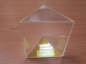 黃底三角柱 : Triangular Prism
